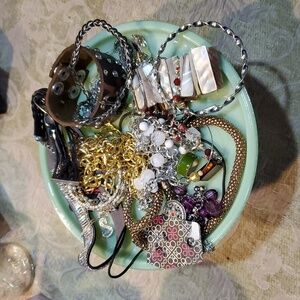 BAG OF COSTUME JEWELRY 1.3 LBS